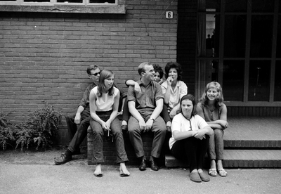 845248 Afbeelding van enkele leerlingen van de IVO-school P.F. van Overbeekeschool (Barnsteenlaan 6) te Utrecht tijdens ...